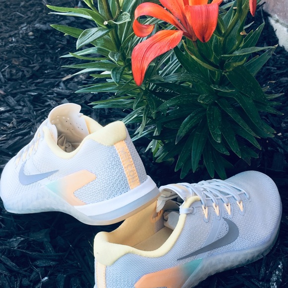 NIKE METCON 4 “RISE” Beautiful 🌸 - Picture 3 of 7